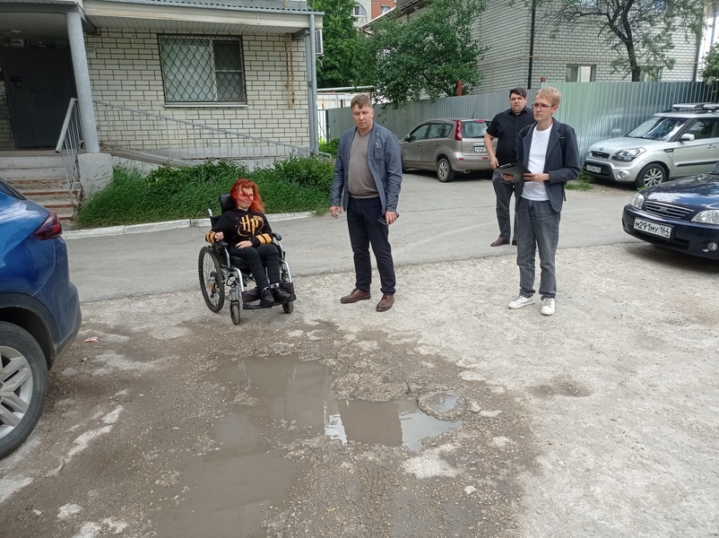Инвалид-колясочник заперта в собственном дворе