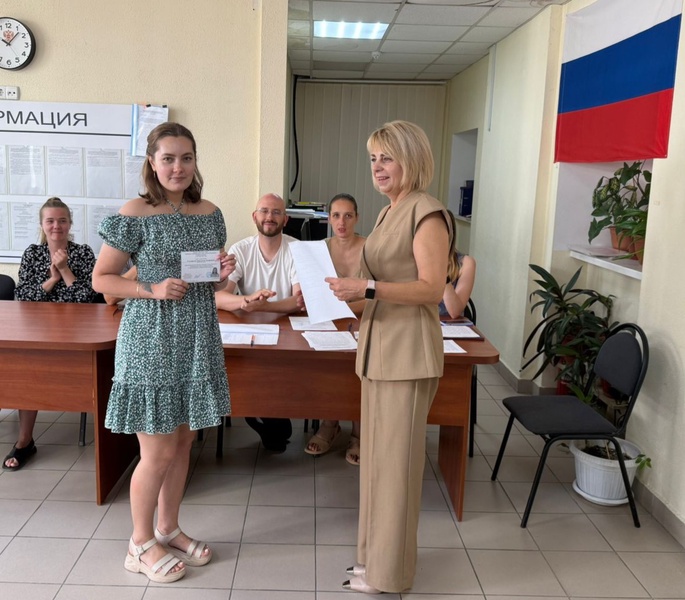 Члены ЛДПР получают удостоверения кандидатов на выборы