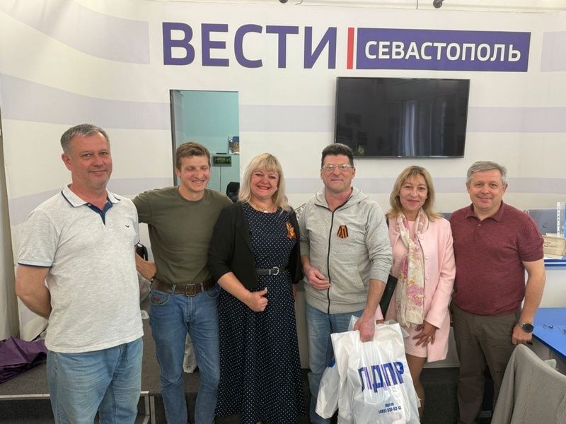 Активисты Севастопольского отделения ЛДПР пожелали радийщикам новых успехов