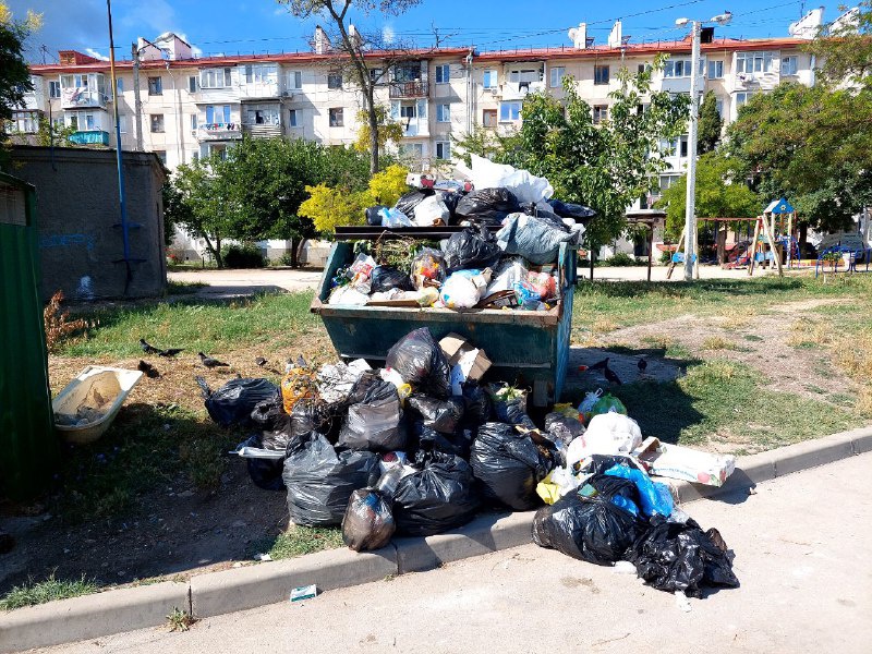 В Севастополе месяцами никто не убирает свалки