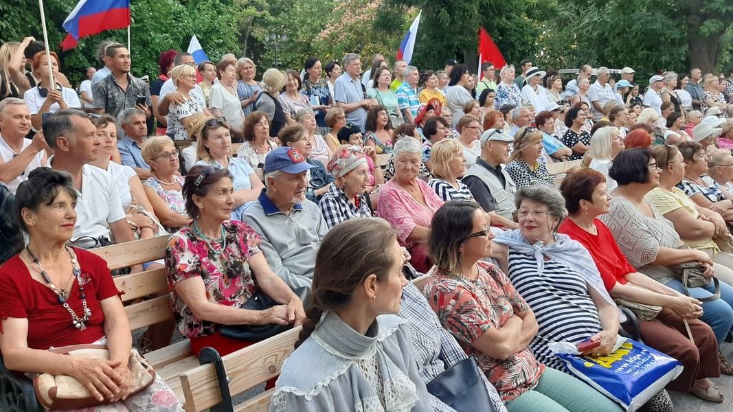 Партийцы наградили активистов Ленинского района билетами на благотворительный концерт