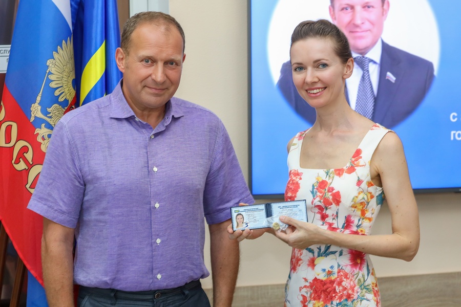 Новые члены ЛДПР получили в Севастополе партбилеты