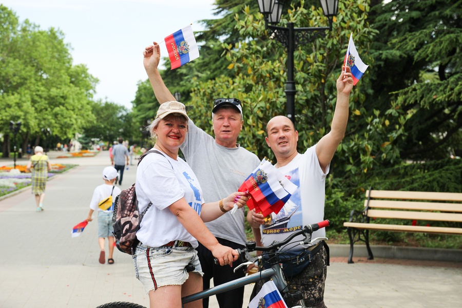 В День России партийцы раздали севастопольцам сувенирные флаги страны 