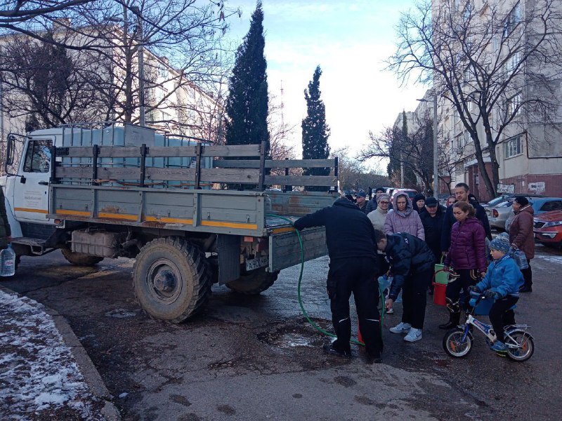 Пятые сутки Севастополь живет, получая воду по графику