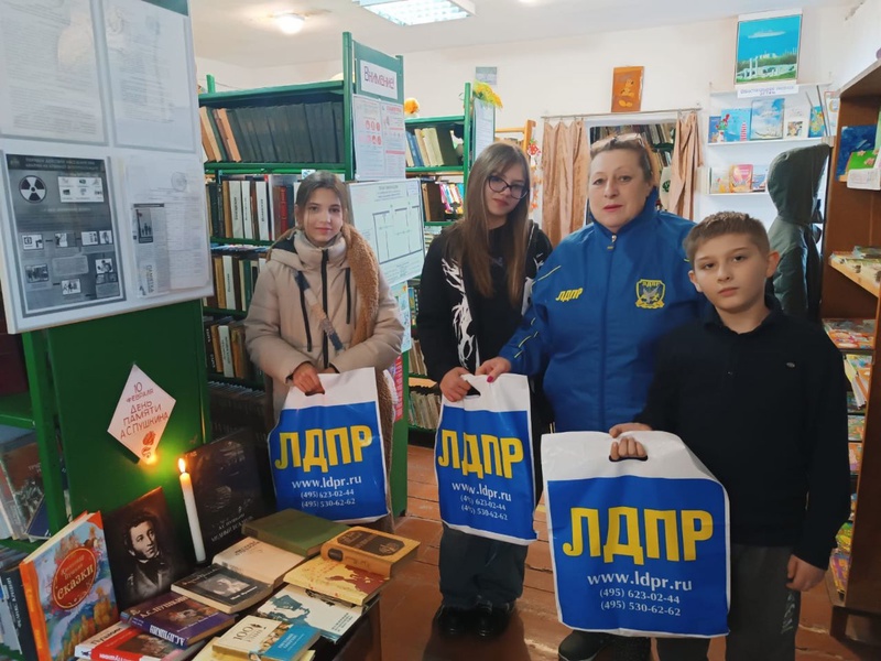 ЛДПР наградила лучших чтецов в Пушкинский день 
