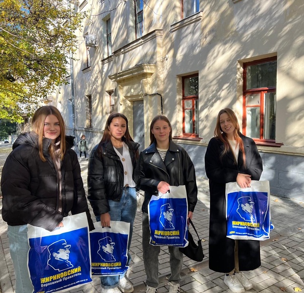 Партийцы поздравили студентов педагогического колледжа 