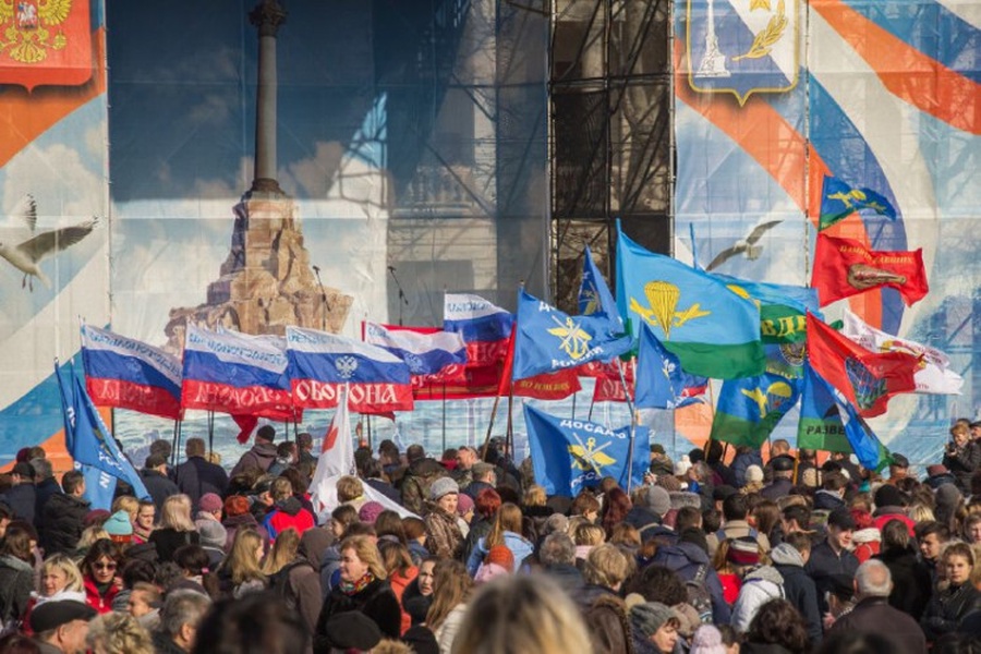 Окна русской весны севастополь. Воссоединение Крыма с Россией 2014 Севастополь. С праздником Крымской весны.