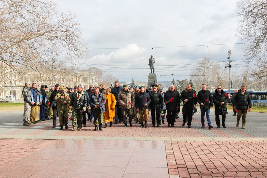 Депутаты ЛДПР почтили память солдат, погибших в войну в Афганистане 