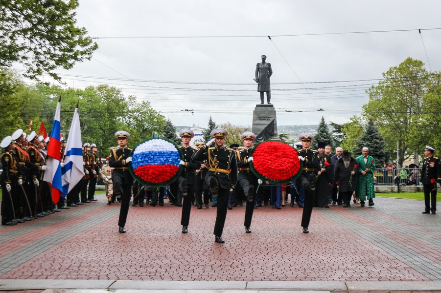 Депутаты ЛДПР 9 мая приняли участие в возложении венков в Севастополе