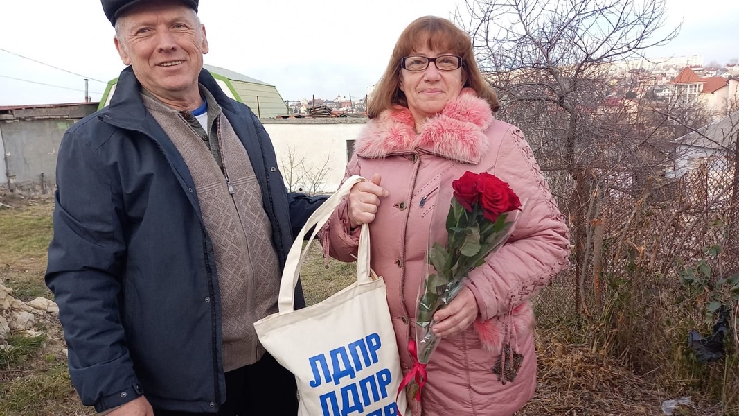 Севастопольское отделение ЛДПР поздравляет активных женщин партии с Международным женским днём