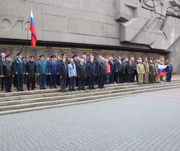 Депутаты ЛДПР в Севастополе возложили цветы в честь годовщины Русской весны 