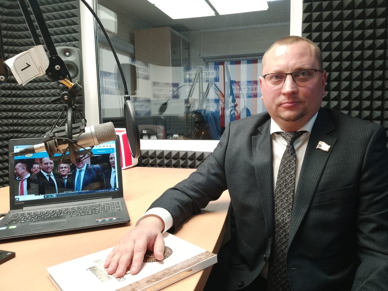 Депутат ЛДПР выступил в эфире Вести FM, поздравив сотрудников органов внутренних дел  