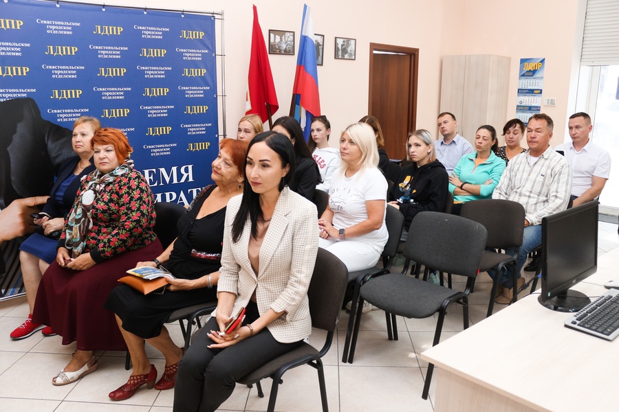 ЛДПР в Севастополе провела акцию в поддержку «Всероссийского дня исторического просвещения молодежи»