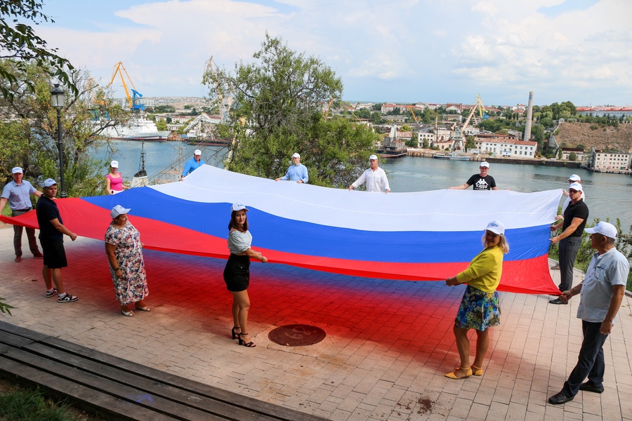 Севастопольское отделение ЛДПР отпраздновало День Государственного флага России 