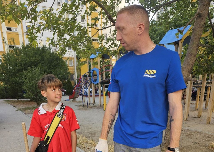 Севастопольский активист ЛДПР провел субботник в своем дворе
