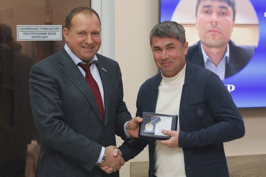 Илья Журавлев вручил медали ЛДПР за помощь в СВО