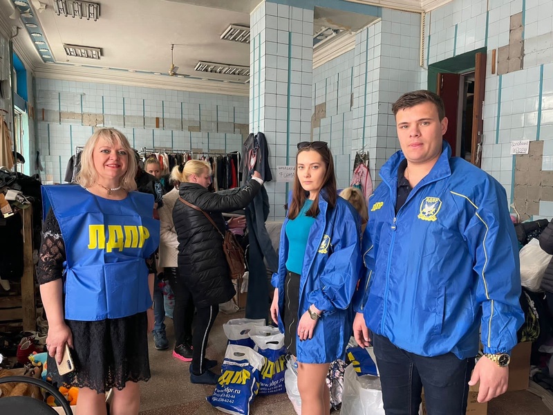 Еще несколько десятков пакетов с вещами партийцы передали жителям Донбасса 
