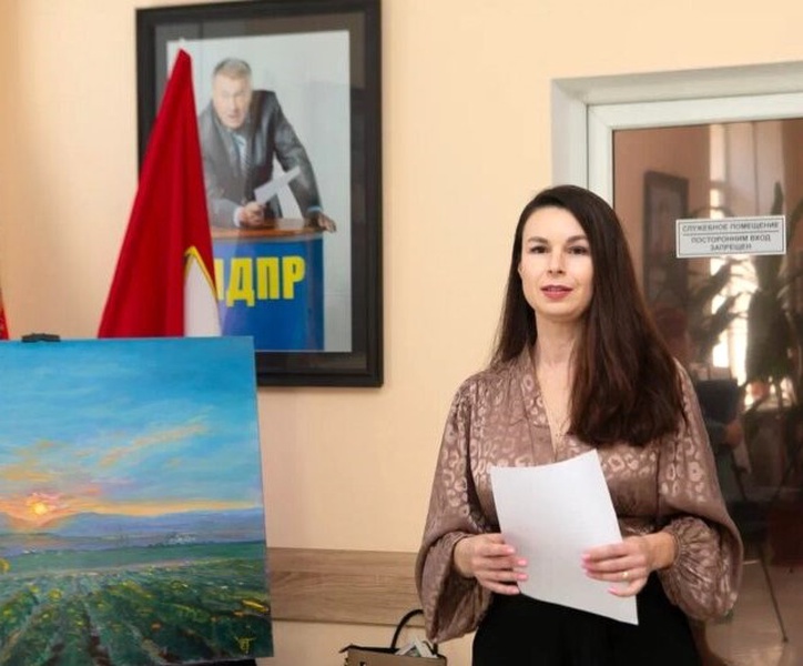 Партийцы поздравляют координатора первички «Первомайка» с Днем рождения 