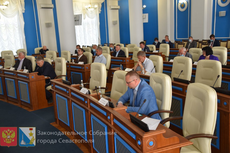 В Севастополе который месяц устраняют недостатки футбольного поля на Сладкова 