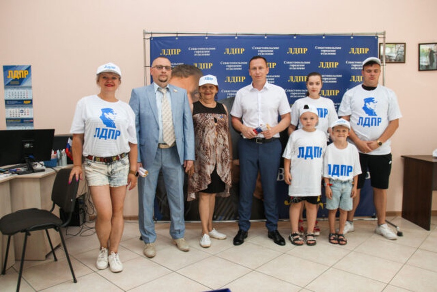 В ЛДПР начался Общероссийский прием в партию в память о Владимире Жириновском