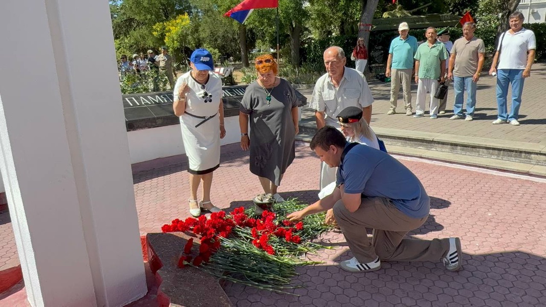 В День ветеранов боевых действий актив ЛДПР в Севастополе почтил память героев  