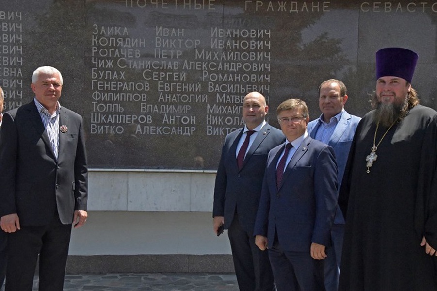 В заксобрании Севастополя вручили знак отличия Почетного гражданина Севастополя Александру Витко 