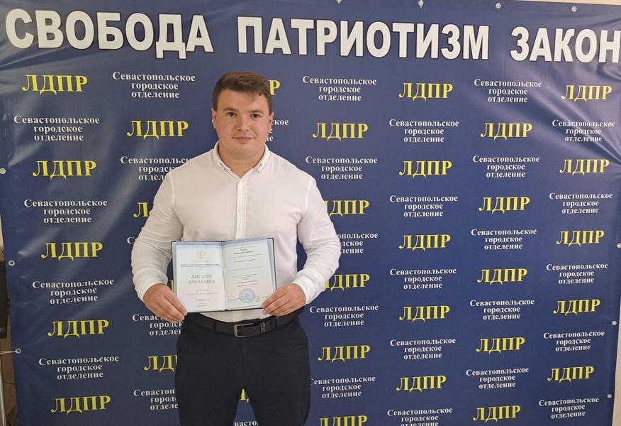 Партийцы поздравляют члена молодежной организации с Днем рождения
