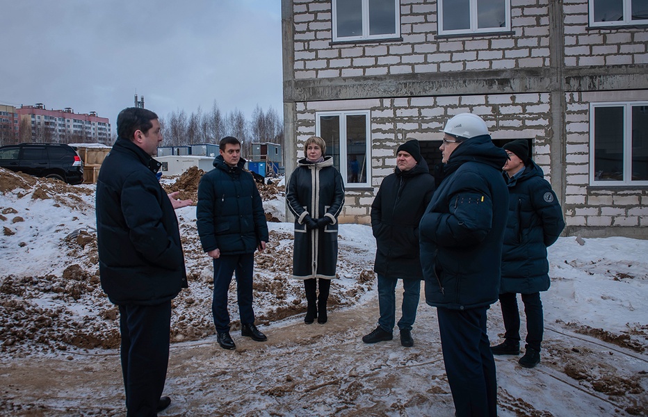 Алексей Островский проинспектировал ход строительства поликлиники в Смоленске