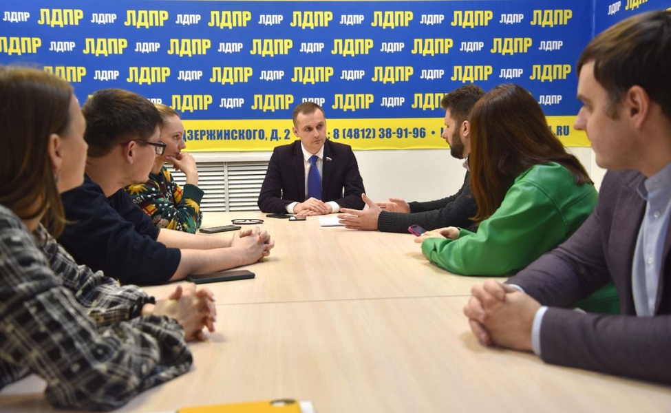 Сергей Леонов обсудил с психологами центра «Компас» законопроект о психологической помощи в России
