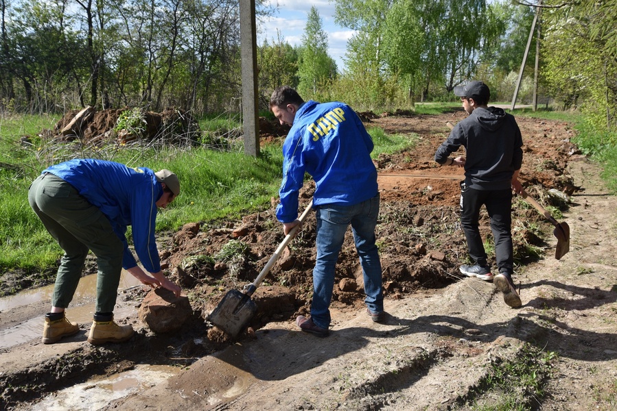 Представители ЛДПР с жителями Починковского района привели в порядок дорогу к популярному колодцу