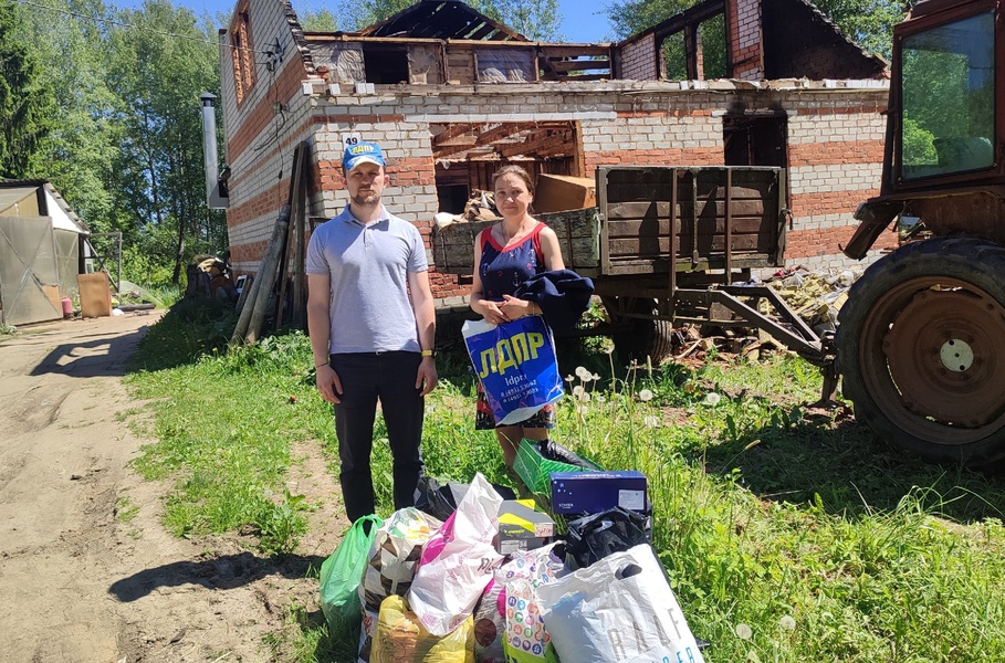 Партийцы доставили гумпомощь погорельцам из Починковского района