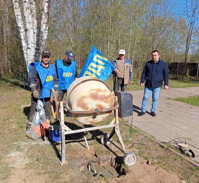 ЛДПР в Десногорске продолжает благоустройство территории у памятника Погибшим морякам.