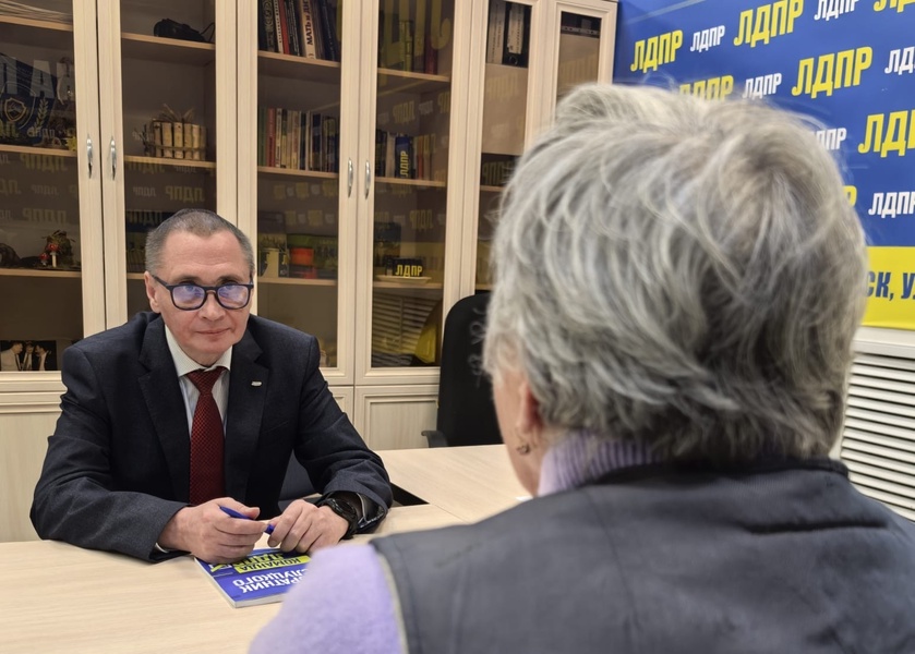 Депутат Андрей Борисов провёл приём граждан в Смоленске