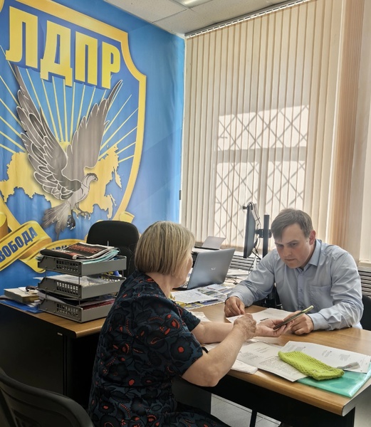 Депутат Михаил Ковалев провел прием граждан в Смоленске