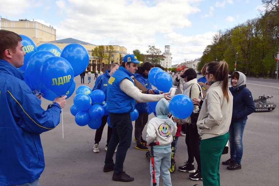 Сладость в радость: в День весны и труда ЛДПР раздала смолянам шарики и мороженое