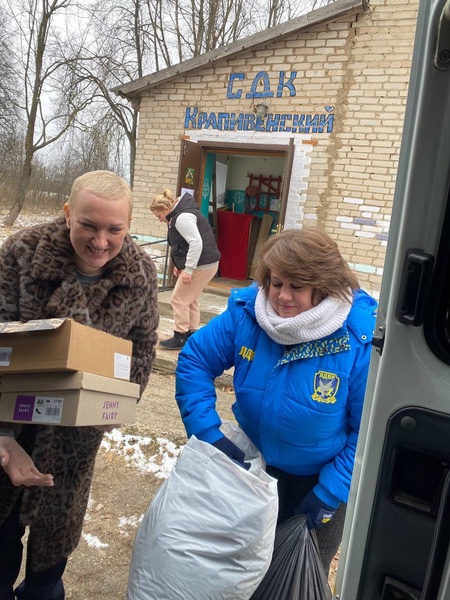 Смоленские партийцы передали гумпомощь для малоимущих жителей Монастырщинского муниципального округа