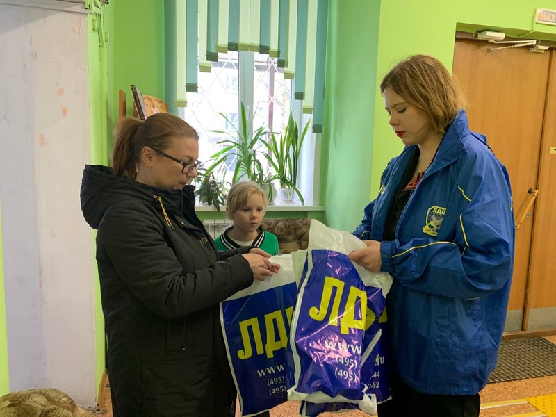 ЛДПР помогла смоленской библиотеке для слепых  в подготовке к майским праздникам