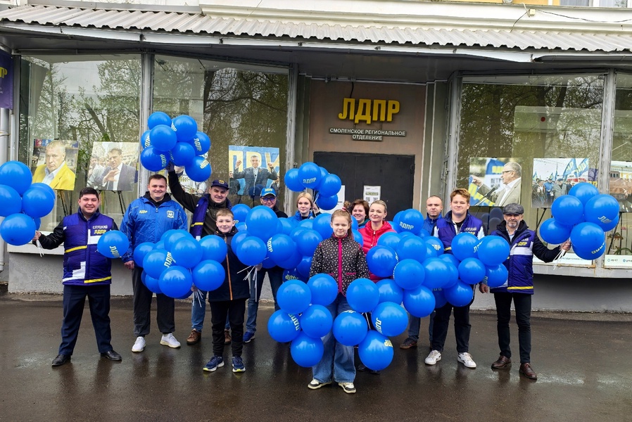 Смоленские партийцы в пасмурный Первомай завоевали улыбки смолян