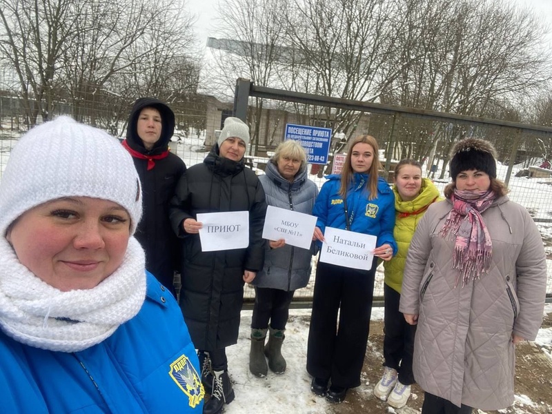 Партийцы вместе со смоленскими школьниками передали помощь приюту для бездомных животных