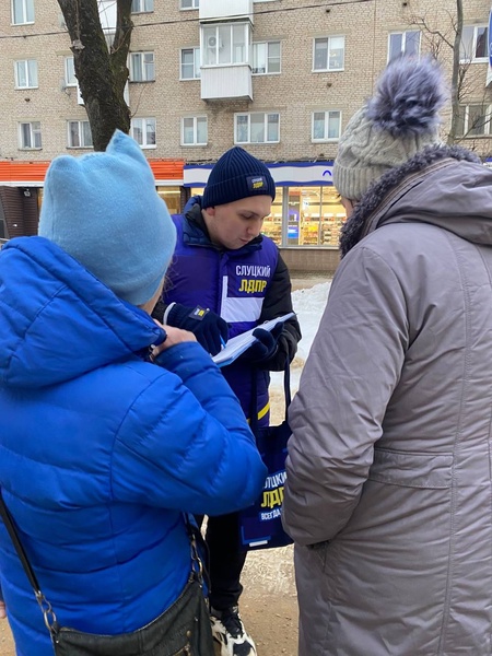 В Смоленске партийцы вновь вышли проводить опрос "Скажи правду Слуцкому"