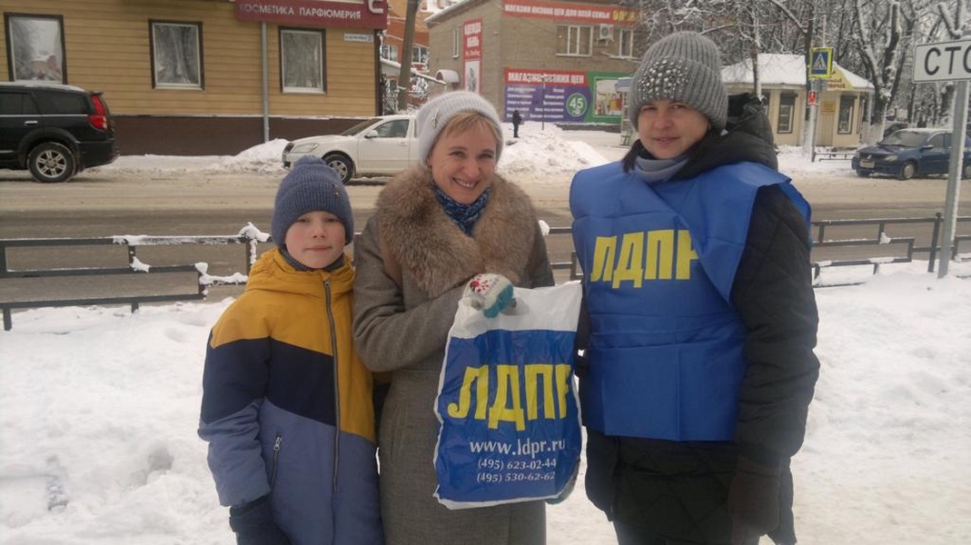 Вяземские активисты завоевали улыбки жительниц Вяземского района