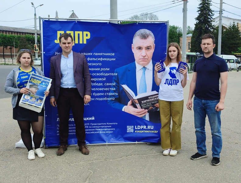 Михаил Ковалев провел в Смоленске пикет в защиту памятников советским воинам