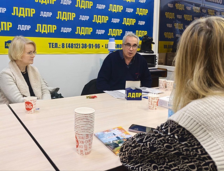 «Стихи, одетые в шинели»: в смоленском штабе ЛДПР прошла встреча с луганским поэтом Марком Некрасовским