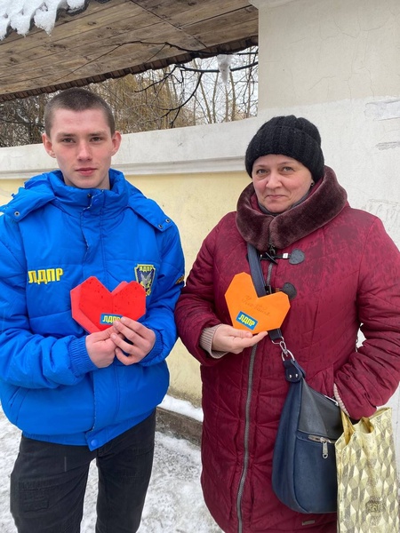 В День всех влюбленных Молодежка ЛДПР порадовала смолян сердечками