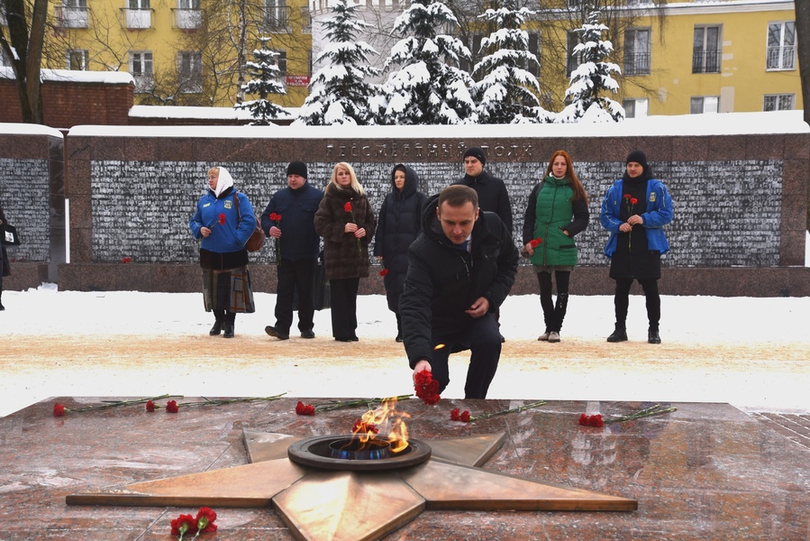 Сергей Леонов почтил память военных, погибших и пропавших без вести во время войн и боевых действий