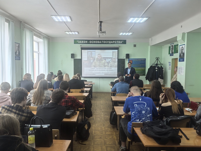 Депутат Ковалев обсудил со смоленскими студентам тезисы статьи «ЛДПР продолжает борьбу»