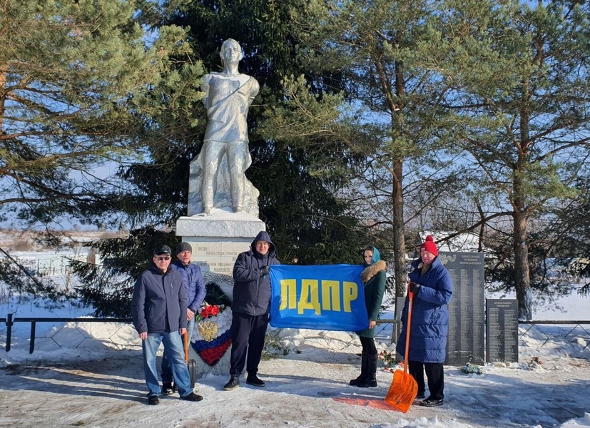 Сафоновские активисты почтили память защитников Отечества