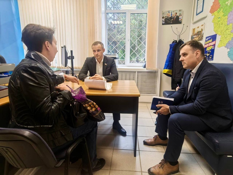 ЛДПР слово сдержит: Сергей Леонов провел прием смолян