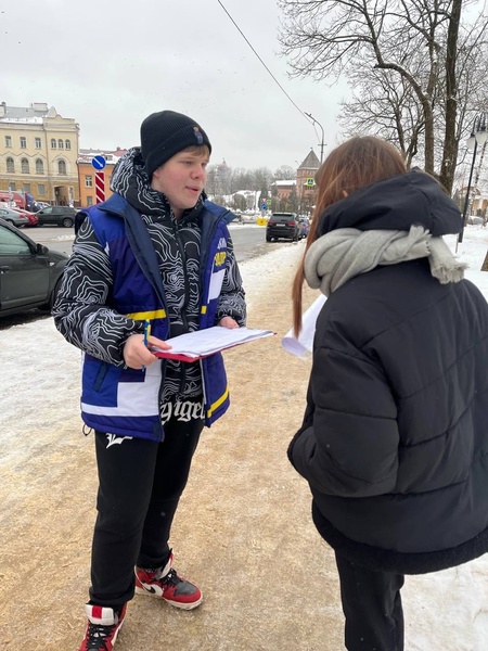 В Смоленске партийцы продолжают проводить опрос "Скажи правду Слуцкому"