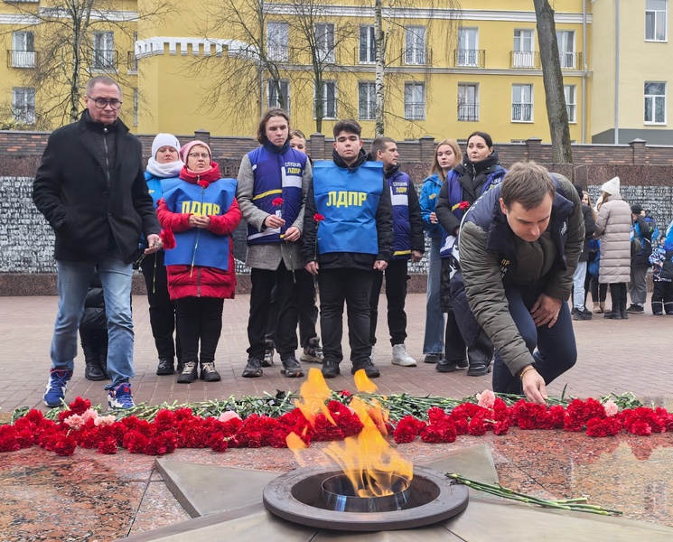 Смоленские партийцы провели акцию в День неизвестного солдата